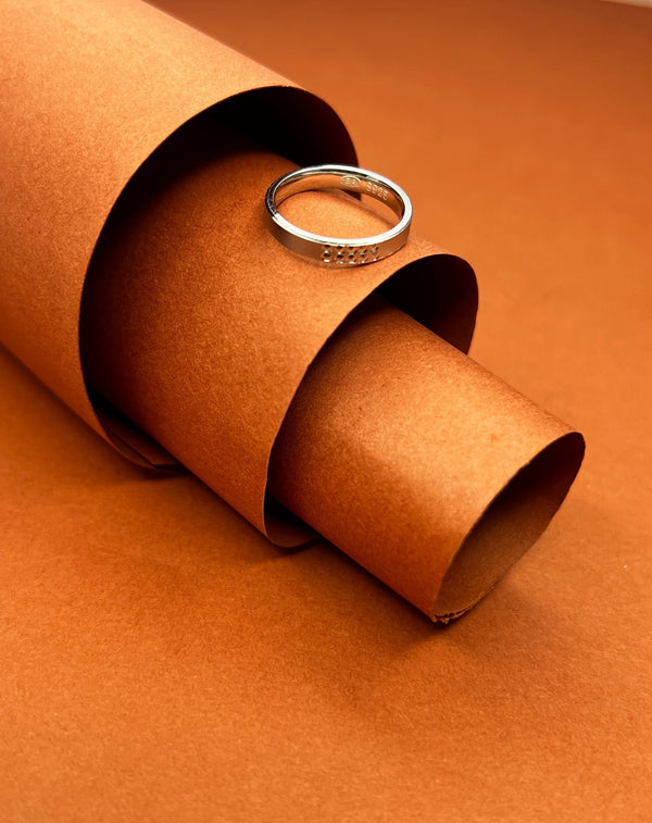 Subtle Ringside Shine Amid Ember Tones