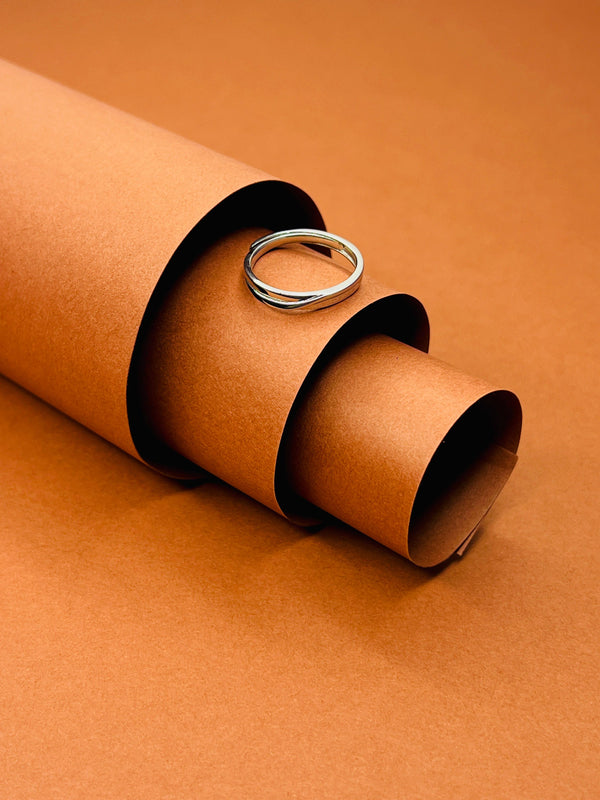 Silver Crossover Band Ring – Sleek Modern Twist Design